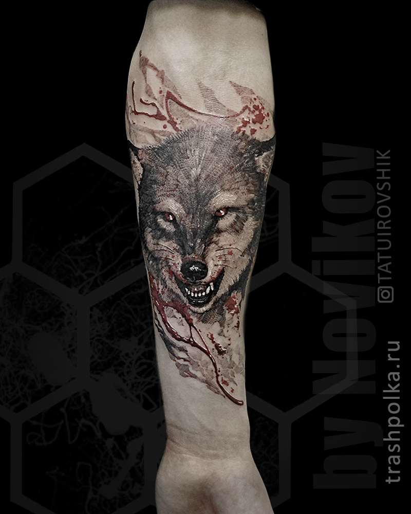 Татуировка волк на руке